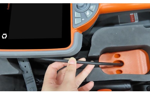 探頭軟管以順直狀態(tài)插入機(jī)箱的內(nèi)置存儲(chǔ)盤(pán) 探頭軟管以順直狀態(tài)插入機(jī)箱的內(nèi)置存儲(chǔ)盤(pán)