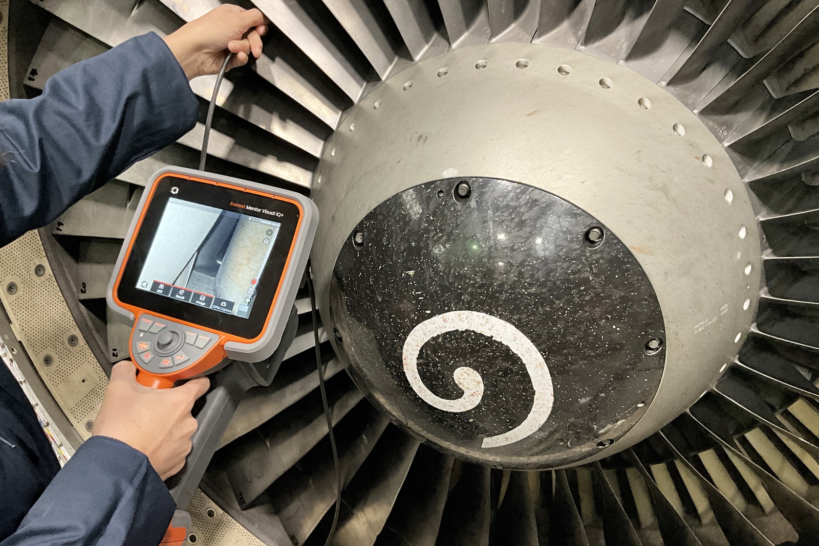 使用孔探儀檢查航空發(fā)動機 使用孔探儀檢查航空發(fā)動機